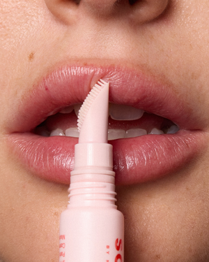 مقشّر الشفاه بأحماض الألفا هيدروكسي (AHA)