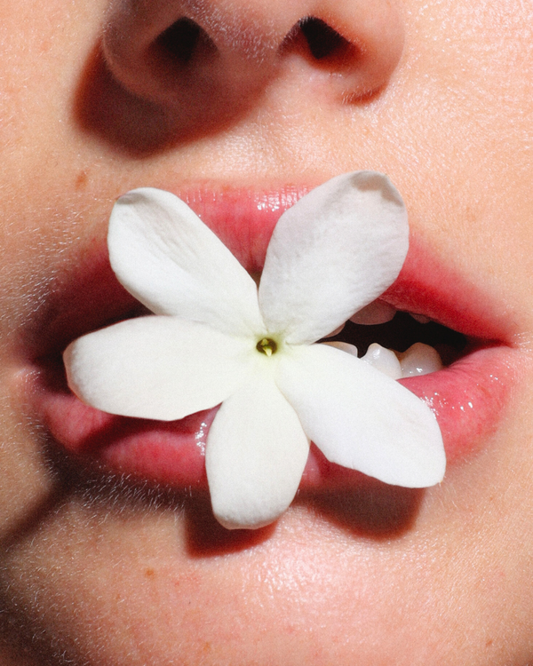 مقشّر الشفاه بأحماض الألفا هيدروكسي (AHA)